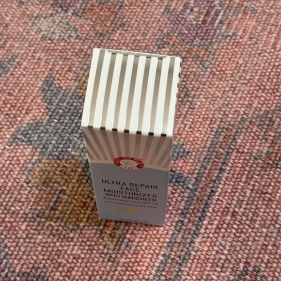 FIRST AID BEAUTY · ULTRA REPAIR FACE MOISTURIZER W/SPF - Picture 5 of 5